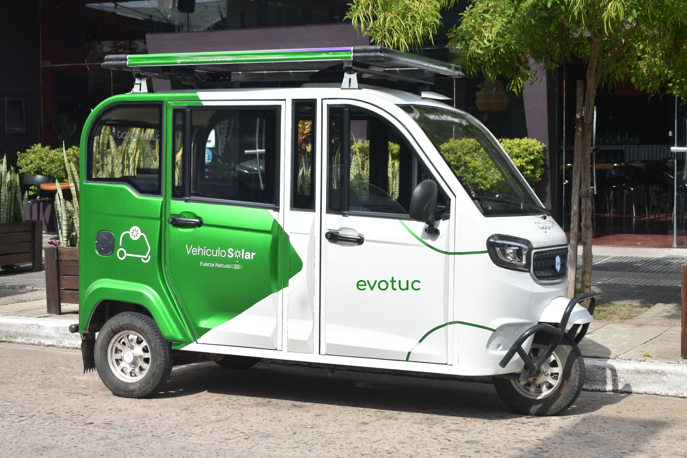 Triciclo eléctrico EVOTUC modelo HB1500DZK-21, vista lateral