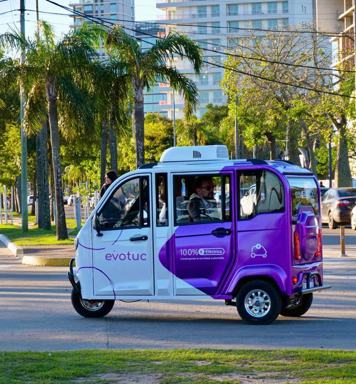 Triciclo eléctrico EVOTUC en operación urbana con pasajeros